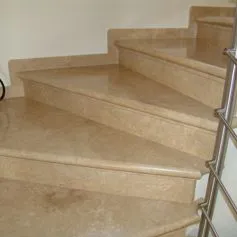 Scala di marmo travertino levigato opaco