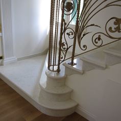 Scala classica di marmo biancone di Asiago