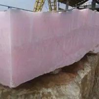 Blocco di marmo onice rosa