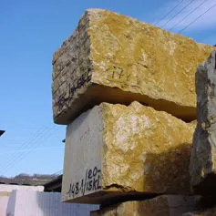 Blocchi di marmo giallo Reale