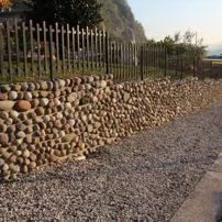 Muro eseguito con ciottoli di granito