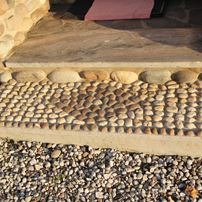 Muro eseguito con ciottoli di granito