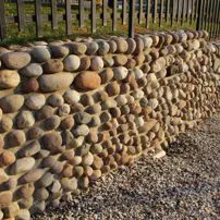 Muro eseguito con ciottoli di granito