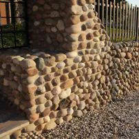 Muro eseguito con ciottoli di granito