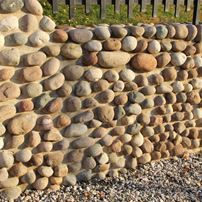 Muro eseguito con ciottoli di granito