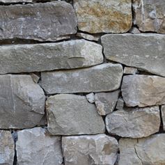 Muro in tranciato di marmo grigio Chianti