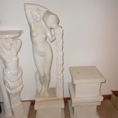 statue