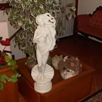 statue