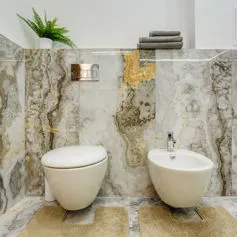 Bagno di Onice nuvolato grigio moderno