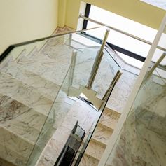 Scala moderna in marmo Portogallo Estremoz con ringhiera in vetro senza corrimano