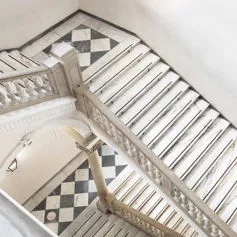 Scala importante in marmo arabescato montata su un palazzo storico