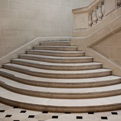 Grande scala in marmo chiaro con gradini in curva