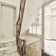 Scala in marmo Arabescato con stile classico