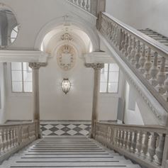 Imponente scala in marmo di un palazzo storico con balaustre