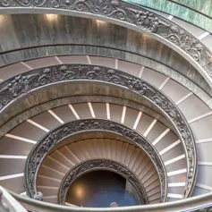 Scala a chiocciola in marmo con ringhiera artistica