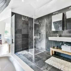 Bagno in marmo Blue Metal dalle linee pulite e moderne