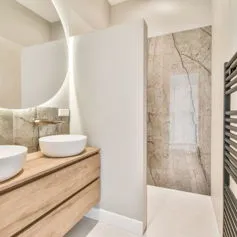Bagno in marmo Breccia Aurora e legno moderno