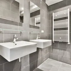 Bagno moderno in marmo Pietra Medea fiammata e spazzolata