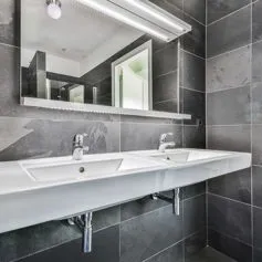 Bagno in marmo Blue Metal è un esempio superlativo di design moderno e artigianato impeccabile.