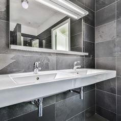 Bagno in marmo grigio è un esempio superlativo di design moderno e artigianato impeccabile.