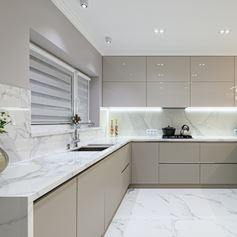 Cucina in marmo Moderna e luminosa con marmo chiaro statuario