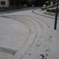 Grande piazza in marmo con scalinata in curva