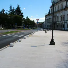 Grande piazza in marmo con sfere in marmo bianco ad uso paracarro