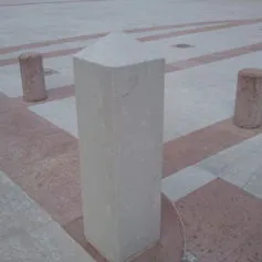 Piazza in marmo con paracarri bianchi