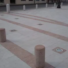 Grande piazza moderna in marmo con paracarri in marmo rosso