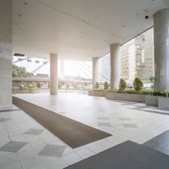 Piazza coperta in marmo di grandi dimensioni