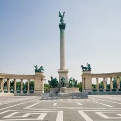 Grande piazza in marmo con monumento