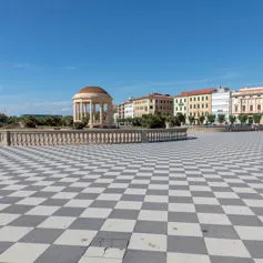 Grande piazza in marmo con motivo a scacchiera