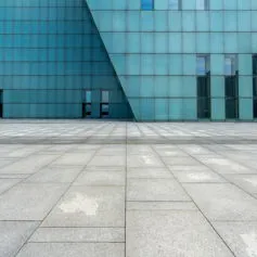 Grandissima piazza in marmo con edificio moderno