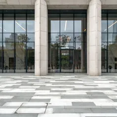 Grande piazza in marmo con 2 toni di colore