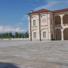 Grande piazza in marmo scuro