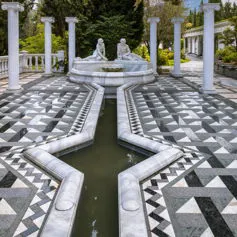Piazza in marmo molto elaborata con colonne nel perimetro