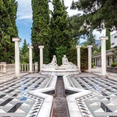 Piazza in marmo molto elaborata con colonne nel perimetro