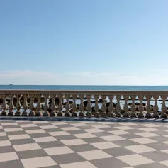 Piazza in marmo a scacchiera