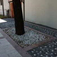 Ciottoli di Carrara e Porfido su una strada