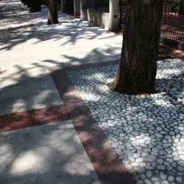 Ciottoli di Carrara e Porfido su una strada