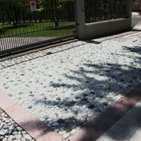 Ciottoli di Carrara e Porfido su una strada