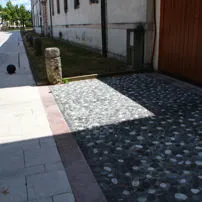 Ciottoli di Carrara e Porfido su una strada