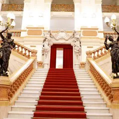Imponente scala in marmo storica