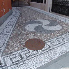Ciottoli posati su una strada