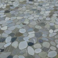 Ciottoli segati posati su una strada