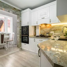 Cucina in marmo forest green moderna e di attualità