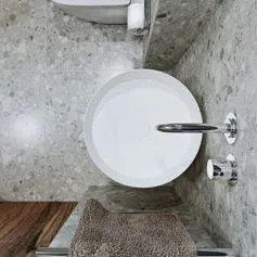 Bagno in agglomarmo Farnese incanta gli occhi con la sua bellezza senza tempo 