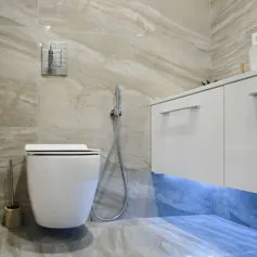 Bagno in breccia Oniciata incarna l'essenza della bellezza naturale e della modernità