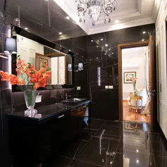 bagno in marmo Sahara Noir lucido è un'opera d'arte moderna e raffinata