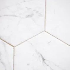 Pavimento in marmo di Calacatta esagonale
